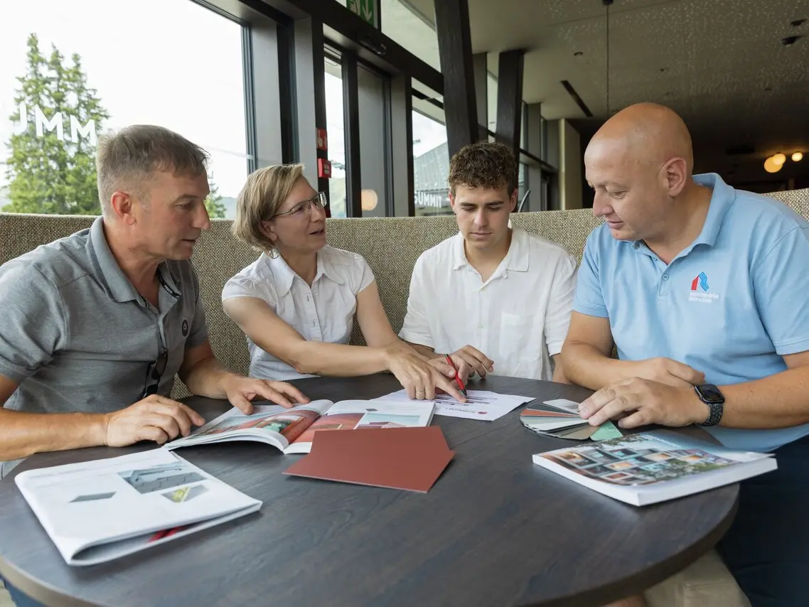 Foto di gruppo di progettista, installatore, proprietario e consulente PREFA in fase di progettazione del Summit Mountain Club a Racines.