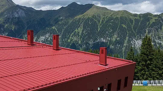 Dettaglio della copertura in doppia aggraffatura Prefalz del Summit Mountain Club a Racines.