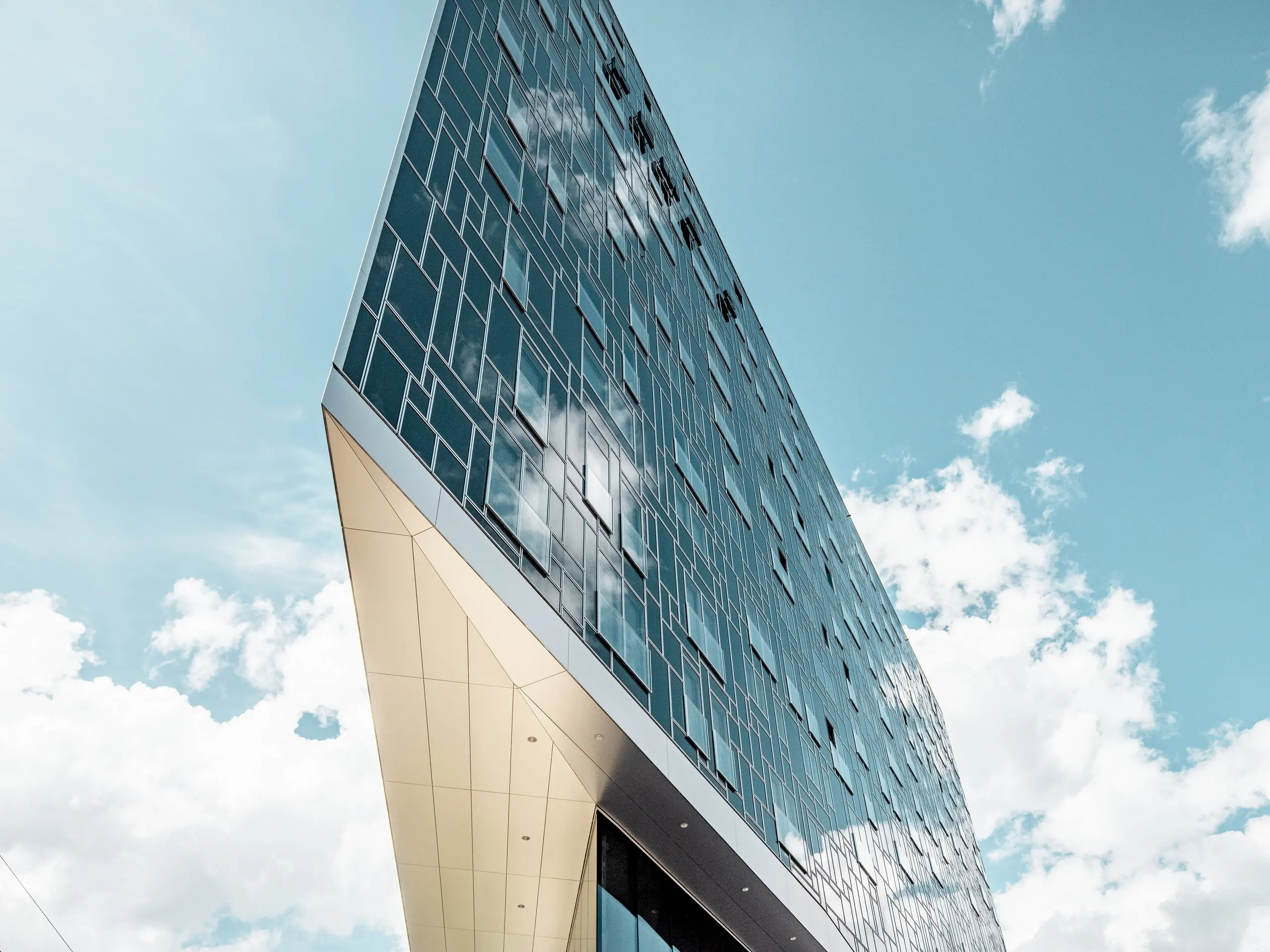 La torre PEMA 2 a Innsbruck è un complesso costituito da appartamenti, biblioteca pubblica e uffici pubblici rivestiti in parte con PREFA pannello compisito in alluminio spazzolato