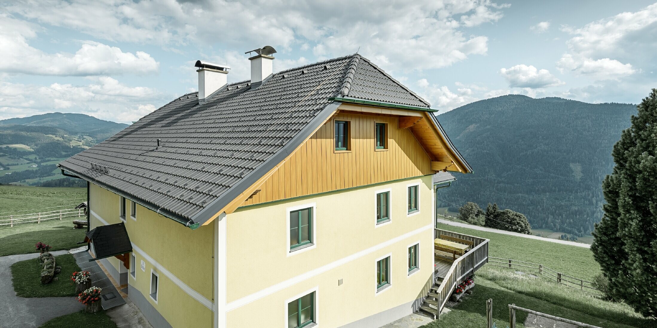 Rivestimento del timpano con effetto legno resistente alle intemperie di PREFA