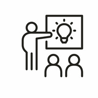 Una persona è in piedi davanti a una lavagna e indica la lampadina raffigurata, simbolo di nuove idee. Altre due persone sono in piedi davanti alla lavagna e guardano.