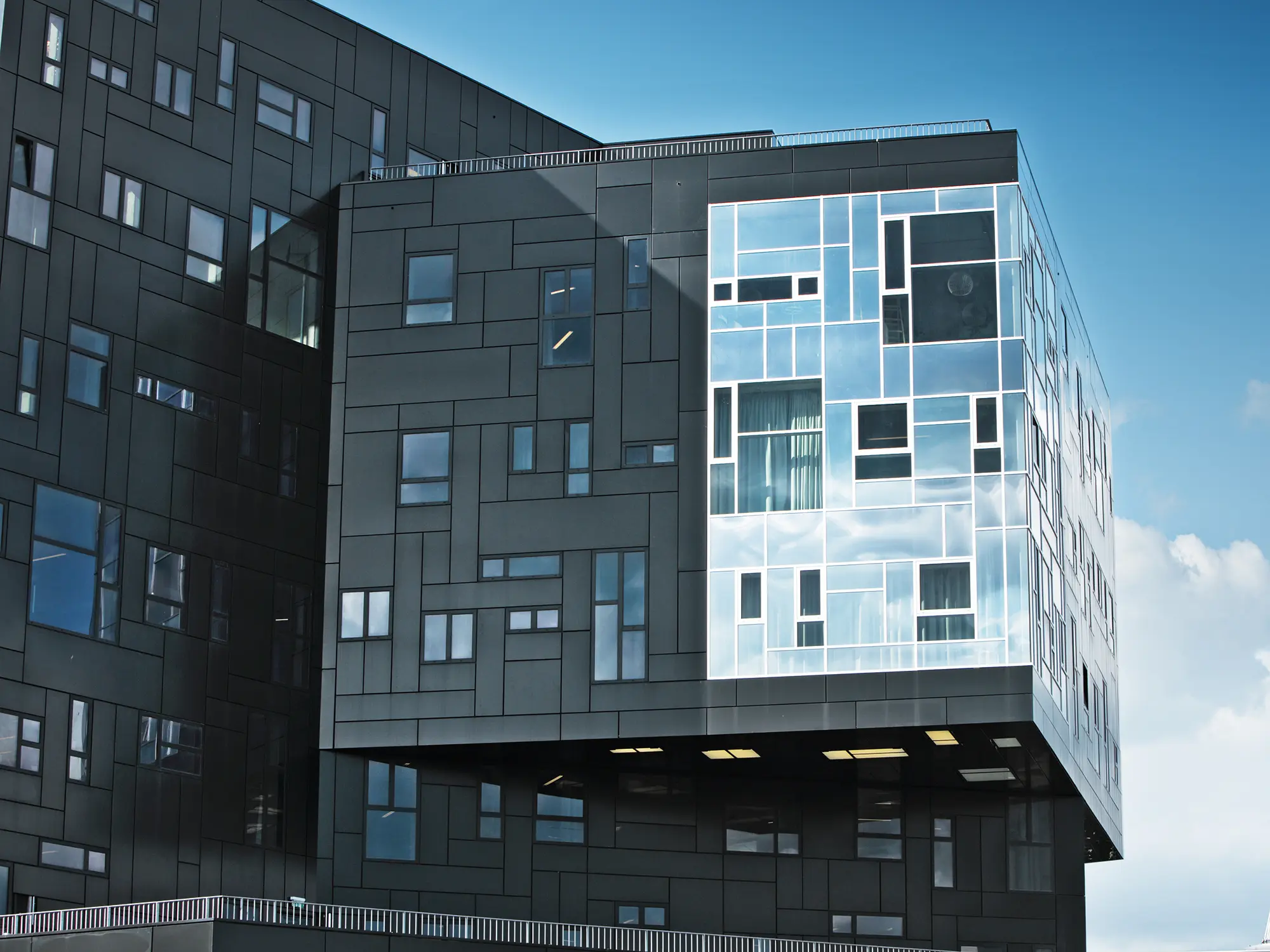 Ripresa della WU Executive Academy con focus sulla facciata in pannelli compositi in alluminio PREFA in nero profondo e sulla sezione lucida delle finestre.