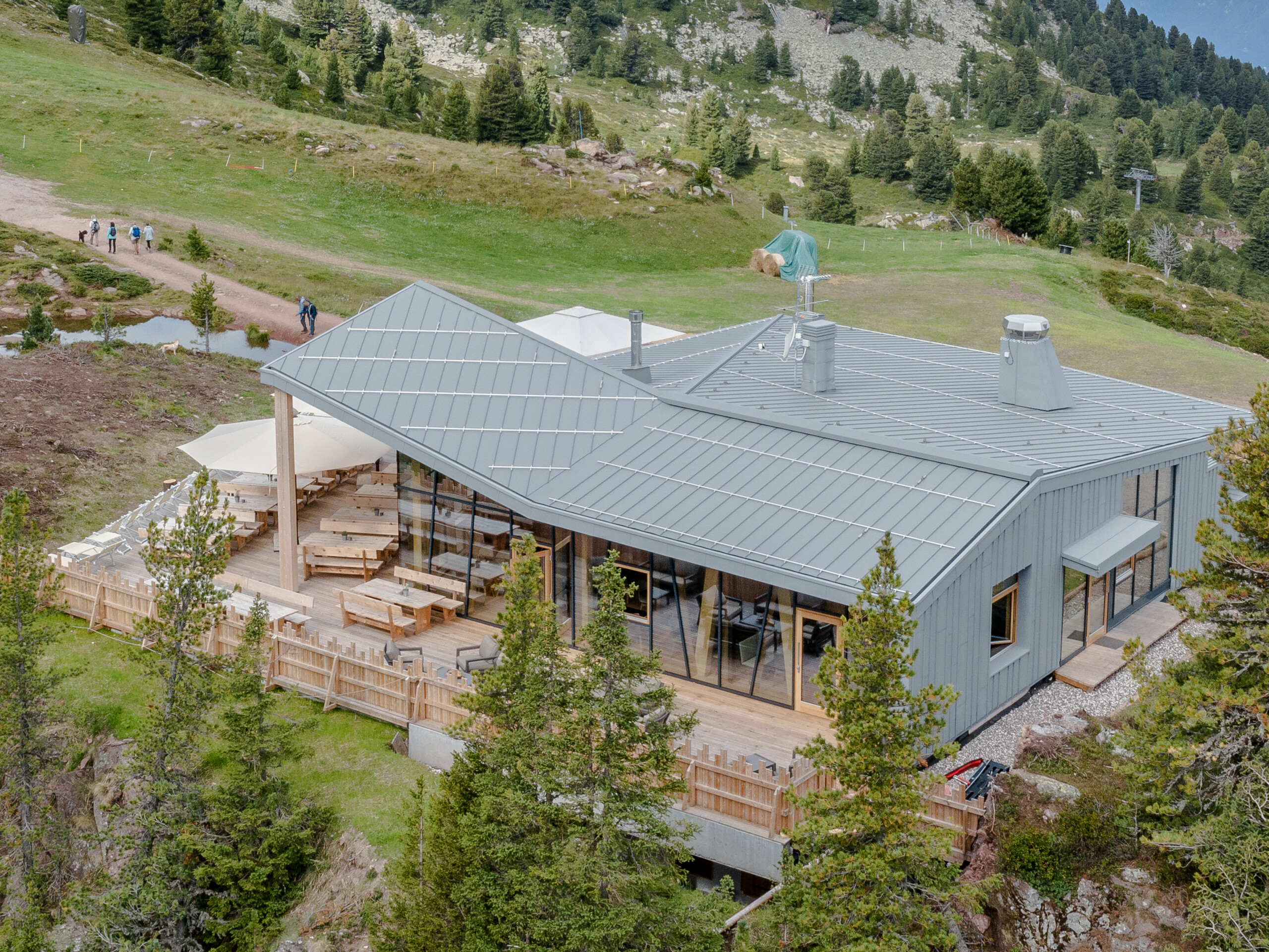 Il rifugio "Lo Chalet" sull’Alpe Cermis a 2.170m. com rivestimento in Prefalz PREFA per tetto e facciata