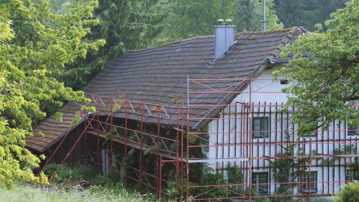 altes Dach des Wiesenhaus kurz vor der Dachsanierung mit der PREFA Dachschindel, mit Gerüst