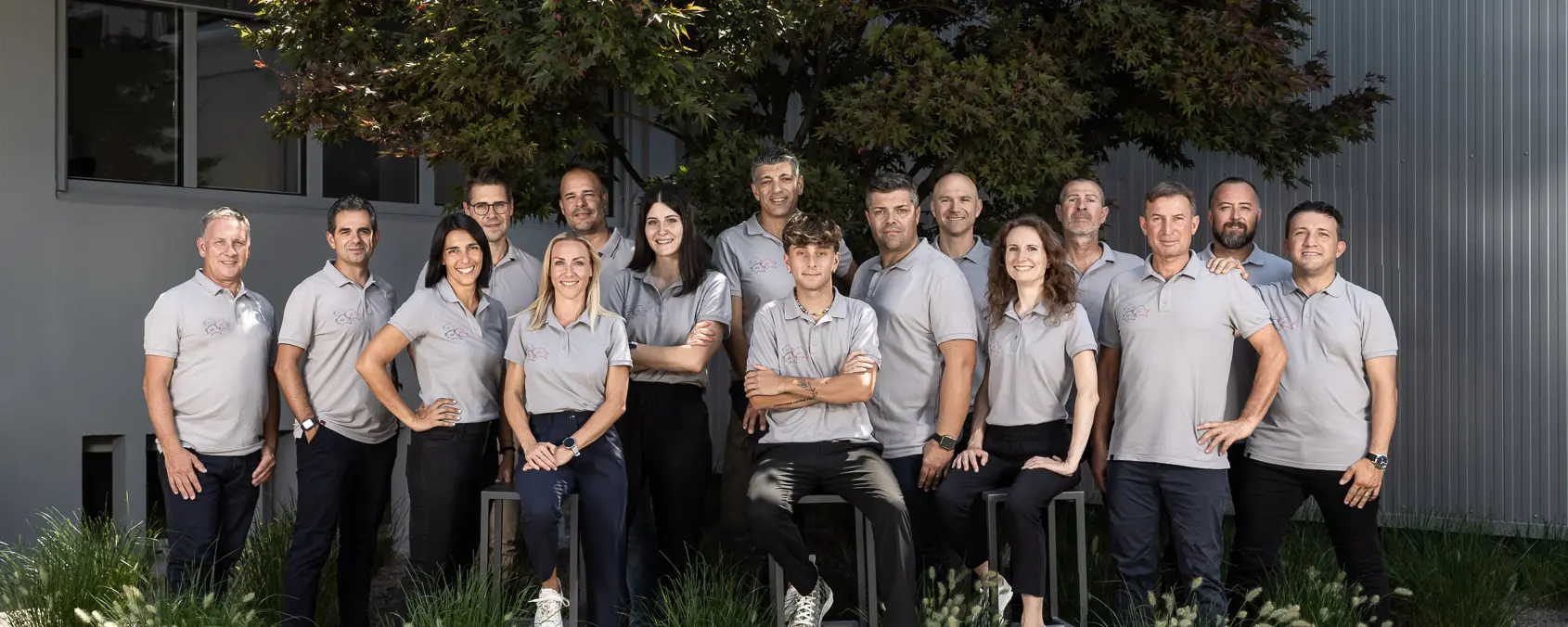 Foto di gruppo dei dipendenti PREFA nella sede italiana.