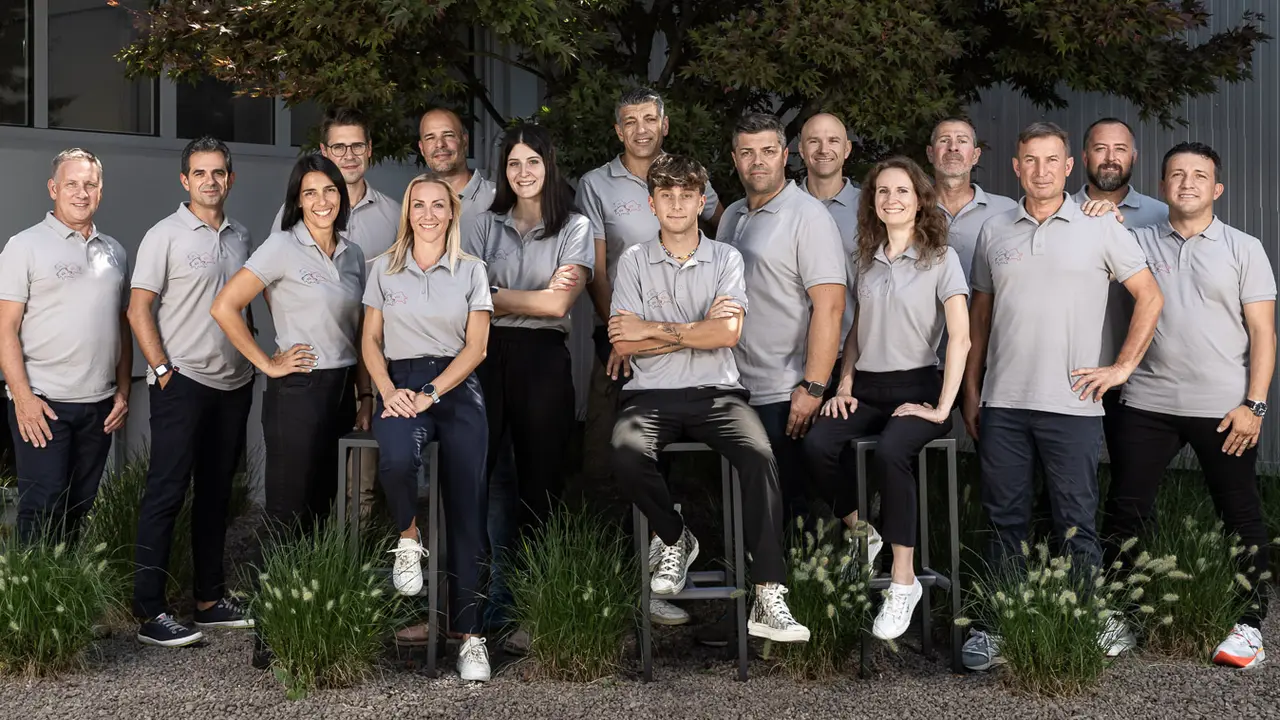 Foto di gruppo dei dipendenti PREFA nella sede italiana.
