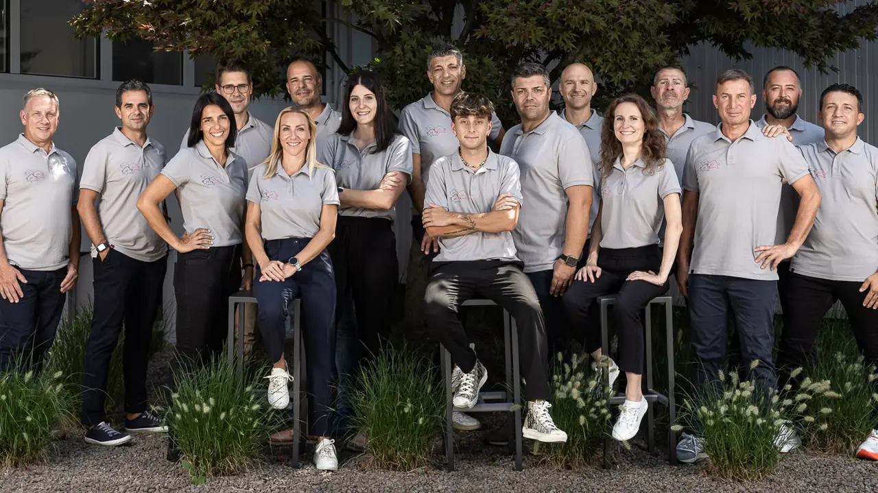 Gruppenfoto der PREFA Mitarbeiter am Standort Italien.