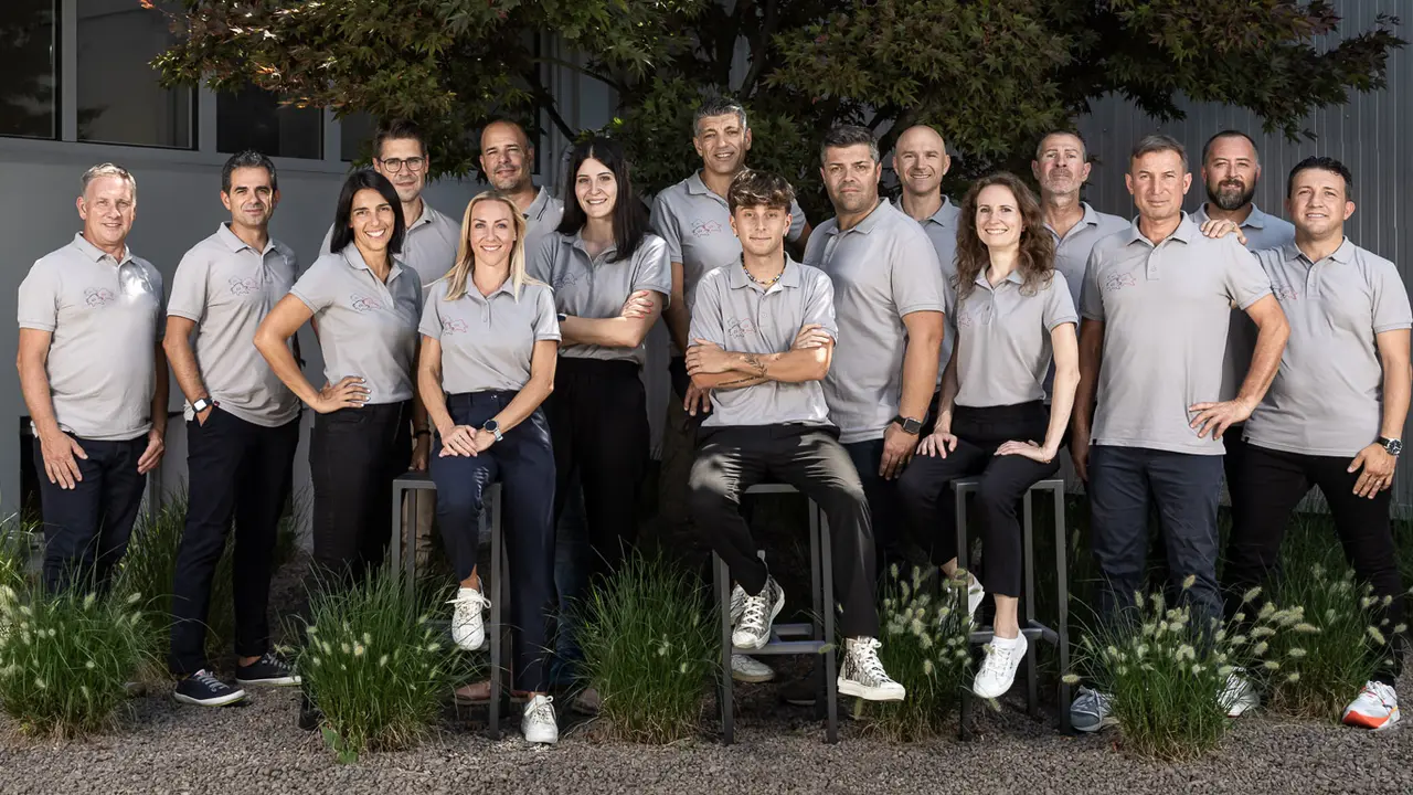 Foto di gruppo dei dipendenti PREFA nella sede italiana.