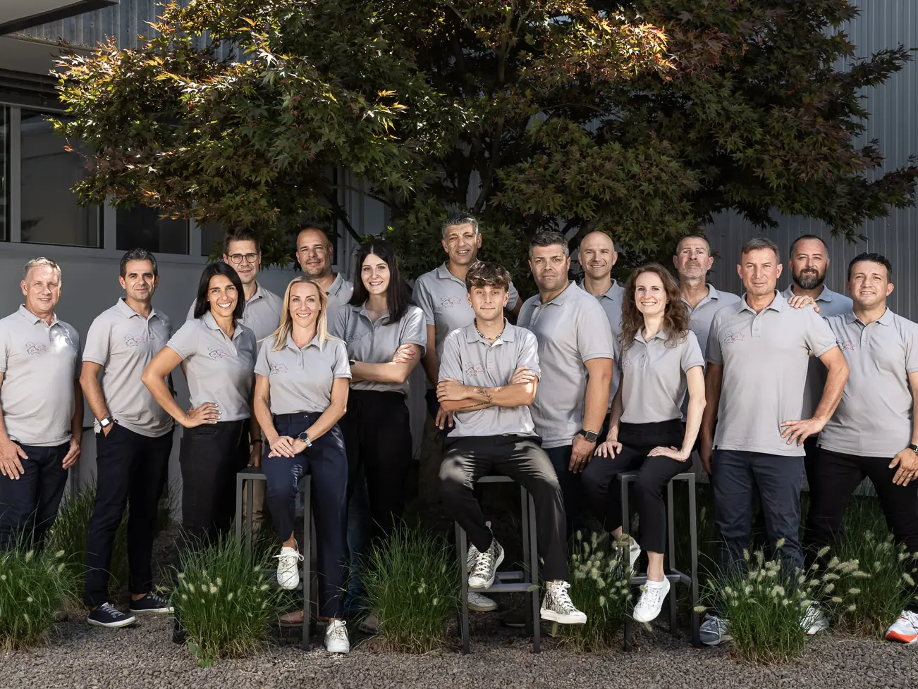 Foto di gruppo dei dipendenti PREFA nella sede italiana.