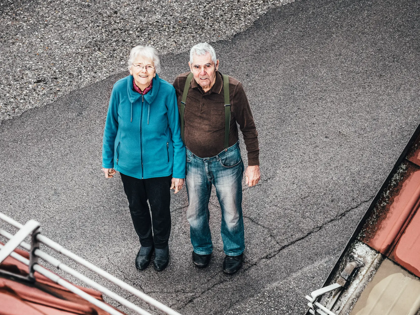 Scatto dall'alto: Anna e Heinrich guardano la telecamera dal basso e sorridono.