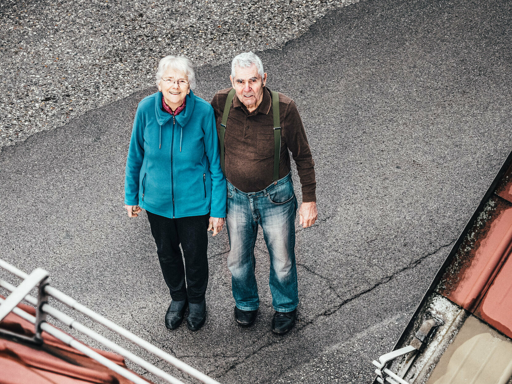 Scatto dall'alto: Anna e Heinrich guardano la telecamera dal basso e sorridono.