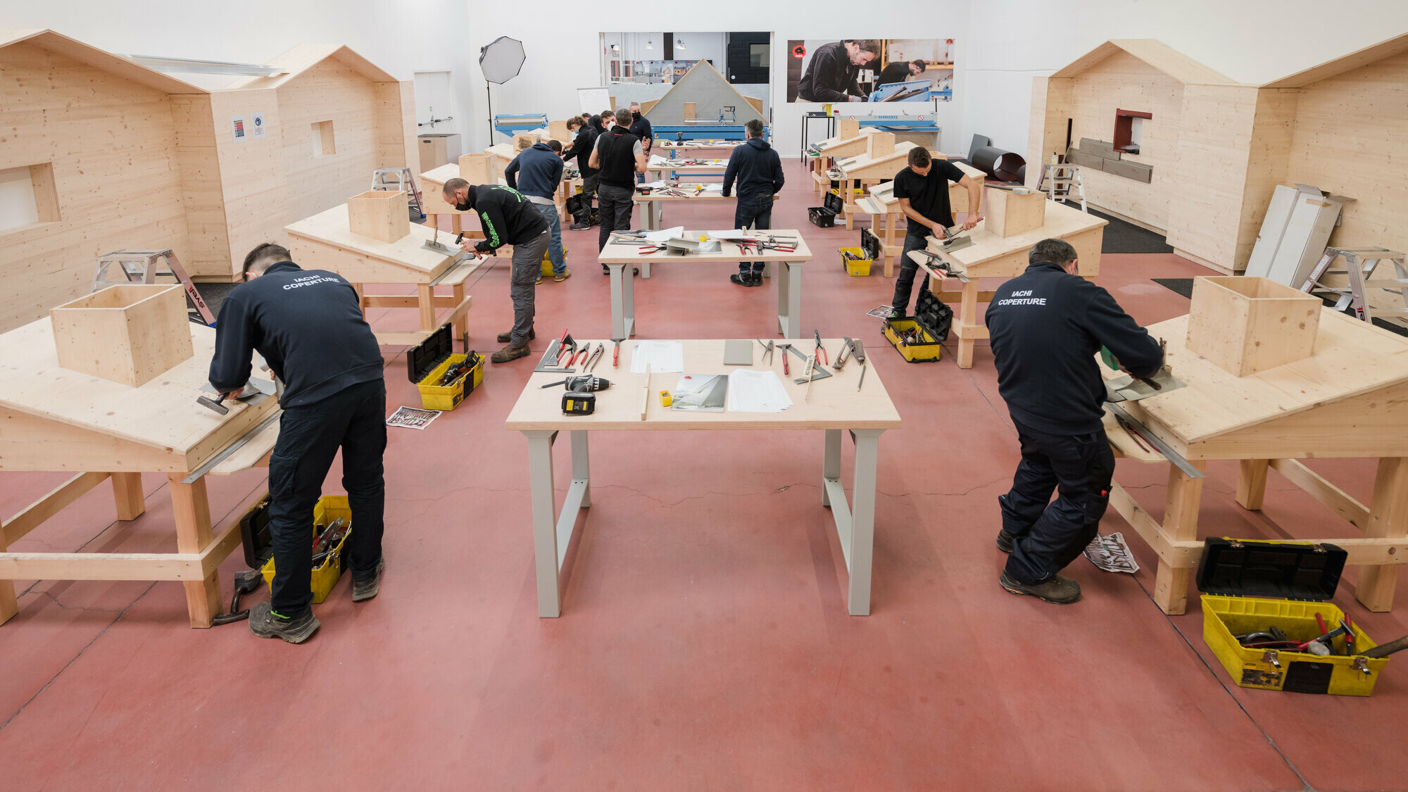 Die PREFA Academy Trainingsobjekte werden von den Kursteilnehmer mit PREFA Aluminiumprodukten fachgerecht in individuellen Praxisübungen gedeckt.