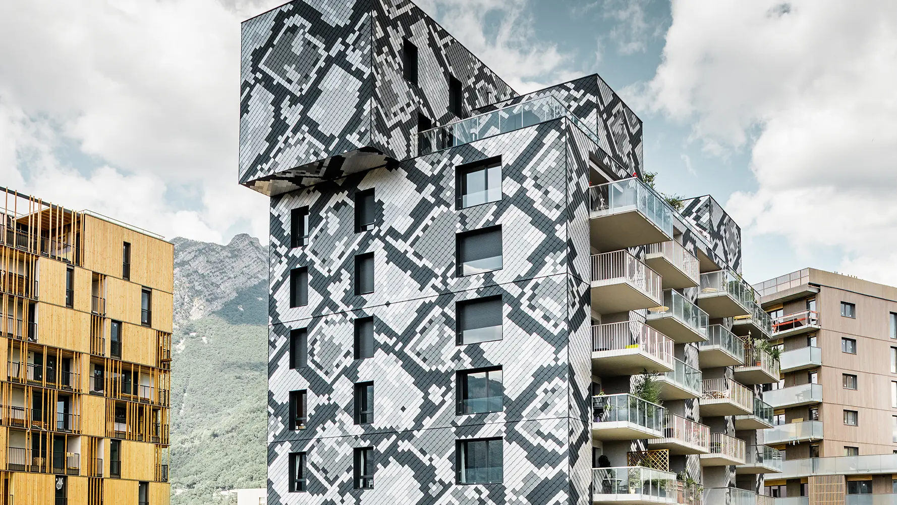 Die Fassade dieses Mehrfamilienhauses in Grenoble erinnert mit ihren verschiedenfarbigen Schuppen an eine Schlange.