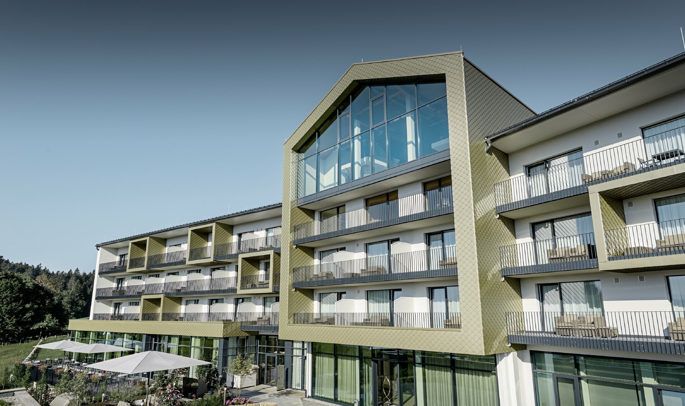 Design della facciata dell'Hotel Edita a Scheidegg con losanghe in alluminio di PREFA nel formato 20 x 20 nel colore speciale bronzo luce.