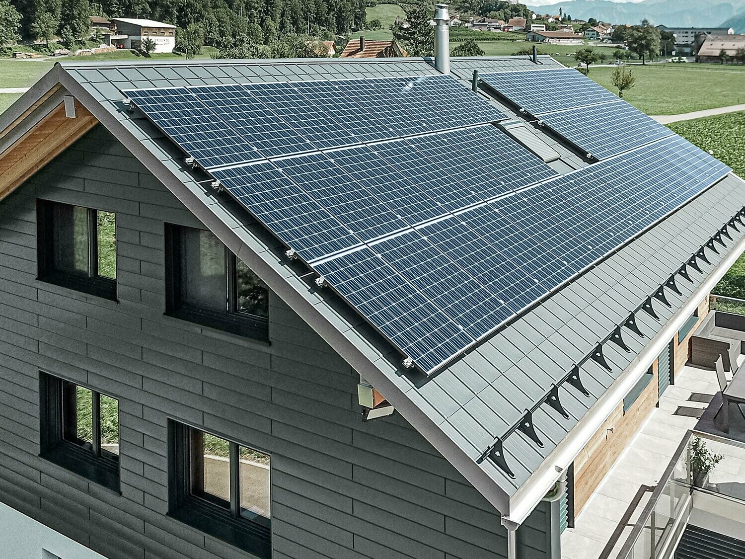 Impianto fotovoltaico montato su tetto PREFA con staffe e binario per una tenuta sicura.