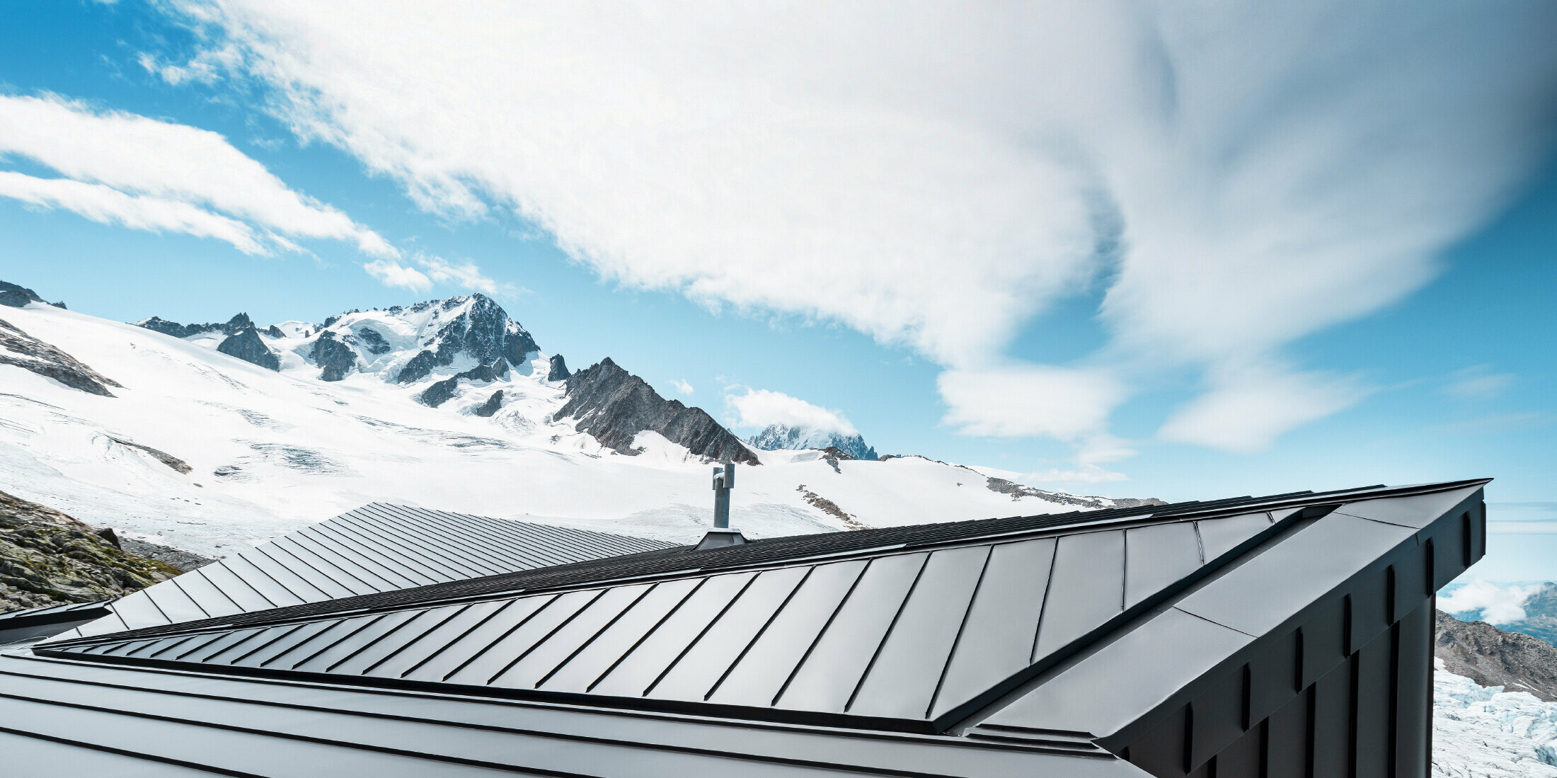 Il Rifugio Albert 1er presso il Monte Bianco con PREFALZ in nero opaco per il tetto e la facciata.