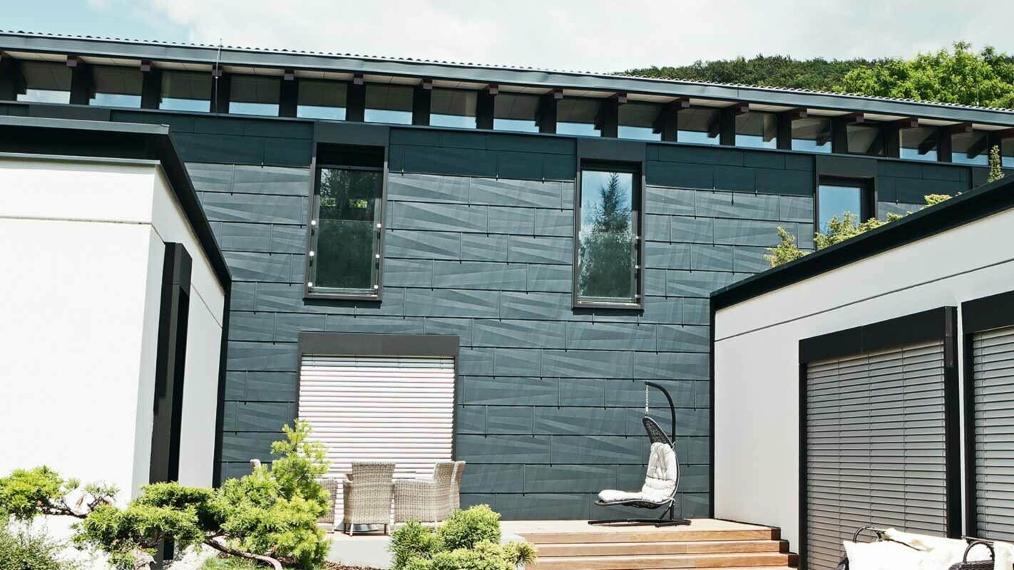 Ristrutturazione della facciata di una moderna casa monofamiliare con pannelli per facciata FX.12 PREFA colore P.10 antracite