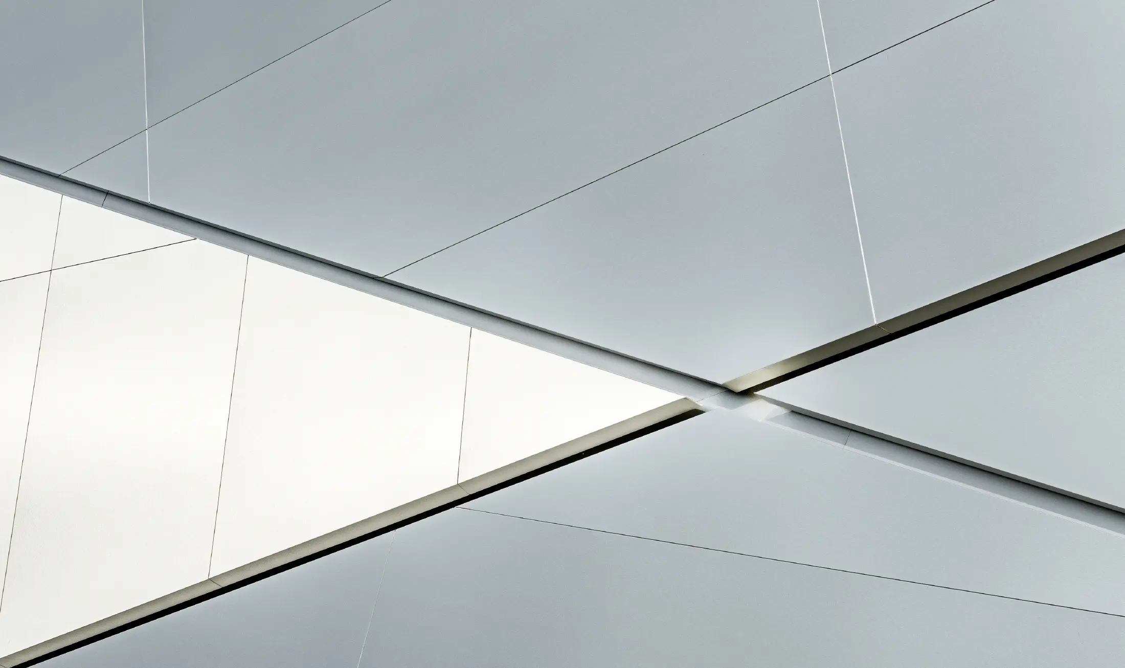 Edificio aziendale di Fill con una facciata futuristica in pannello composito in alluminio spazzolato e fughe retroilluminate