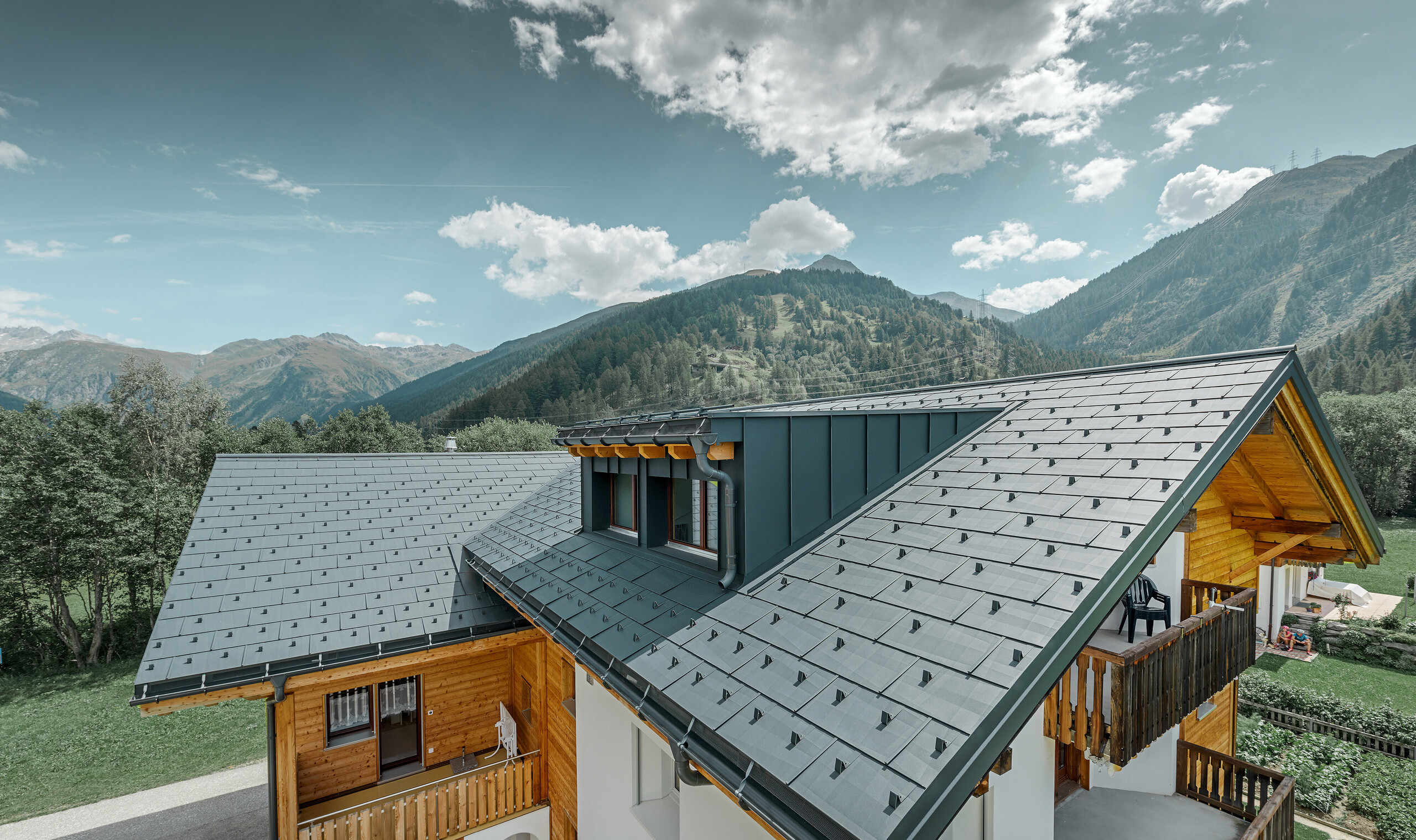Casa residenziale recentemente ristrutturata con tetto a due falde e abbaino; la ristrutturazione del tetto è stata realizzata con il pannello per il tetto FX.12 PREFA in antracite.