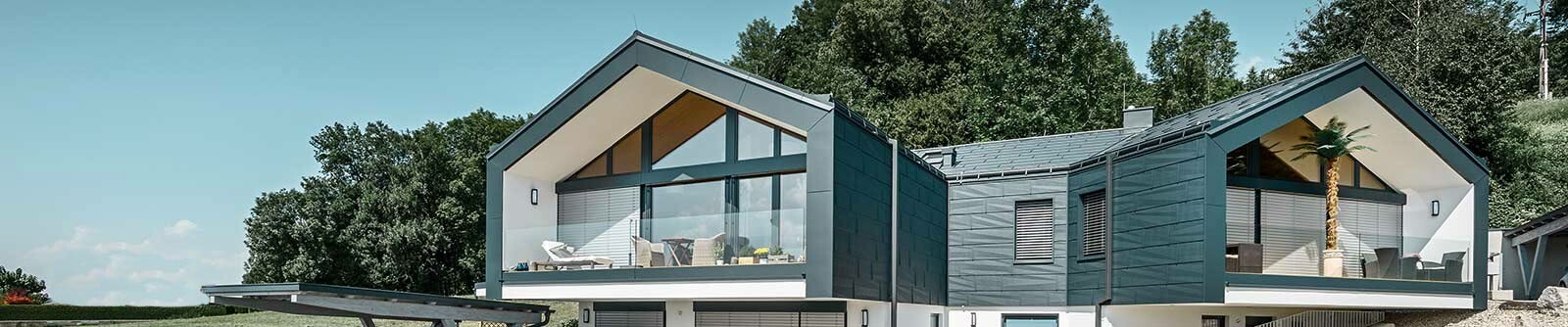 Casa unifamiliare PREFA con FX.12 tetto e pluviale quadro in antracite.