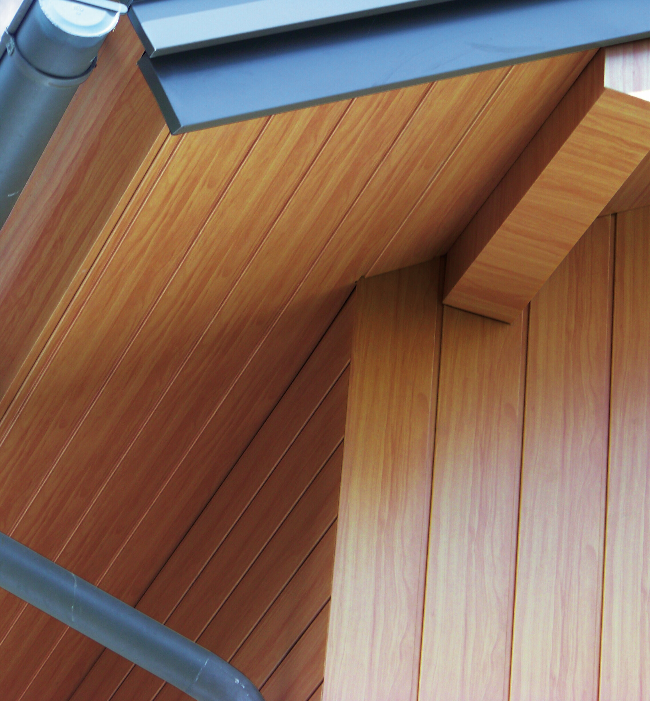 PREFA Experten-Tipp: Dachuntersicht und Dachüberstand Dachuntersicht verkleidet mit den PREFA Sidings in Holz hell aus Aluminium.