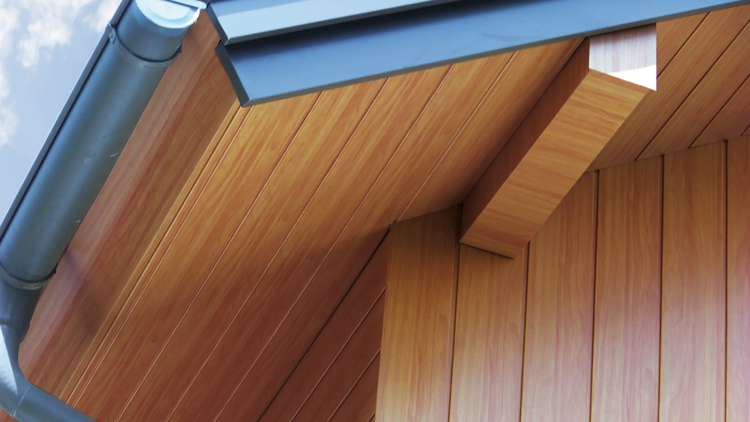 Dachuntersicht verkleidet mit den PREFA Sidings in Holz hell aus Aluminium.