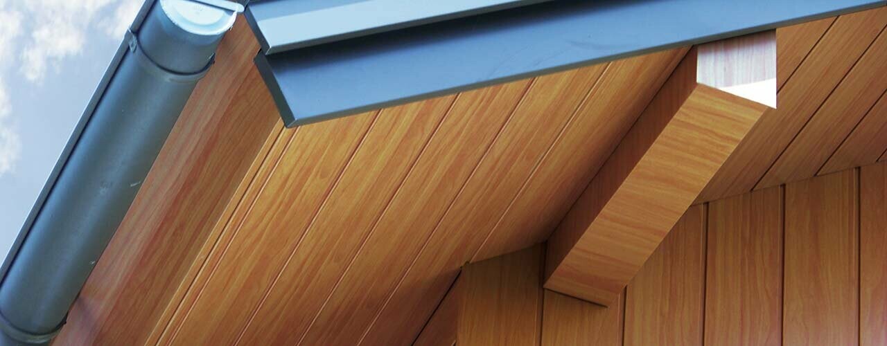 Dachuntersicht verkleidet mit den PREFA Sidings in Holz hell aus Aluminium.