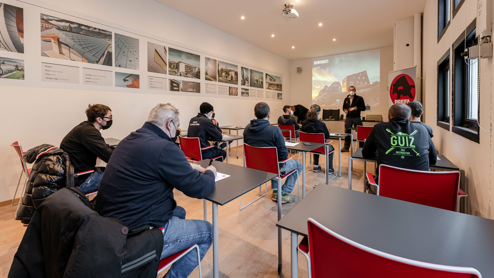 Die PREFA-Produkt Verarbeiter bei der theoretischen Einschulung im Seminarraum der PREFA Academy in Bozen (Italien).