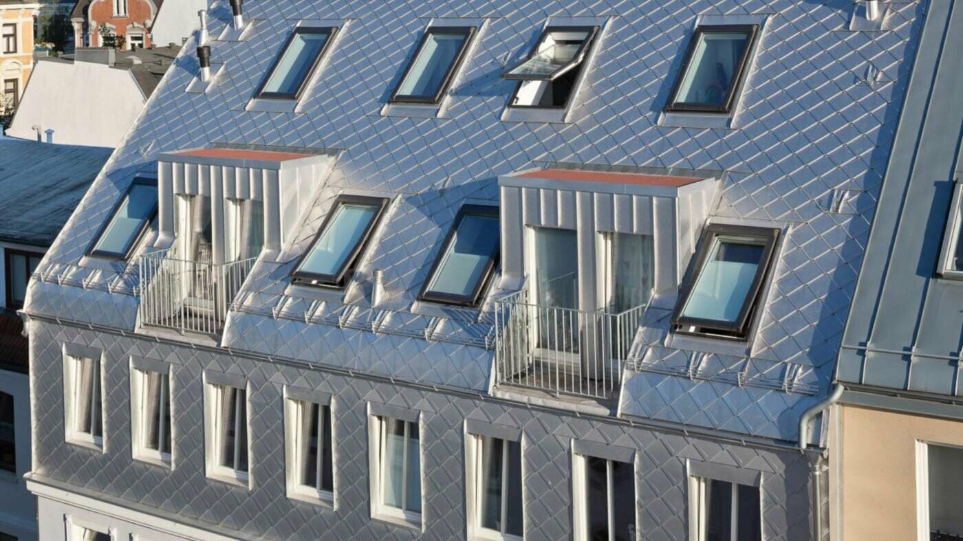 Tetto a scaglie in alluminio naturale per la realizzazione di sottotetti abitabili con molti lucernari