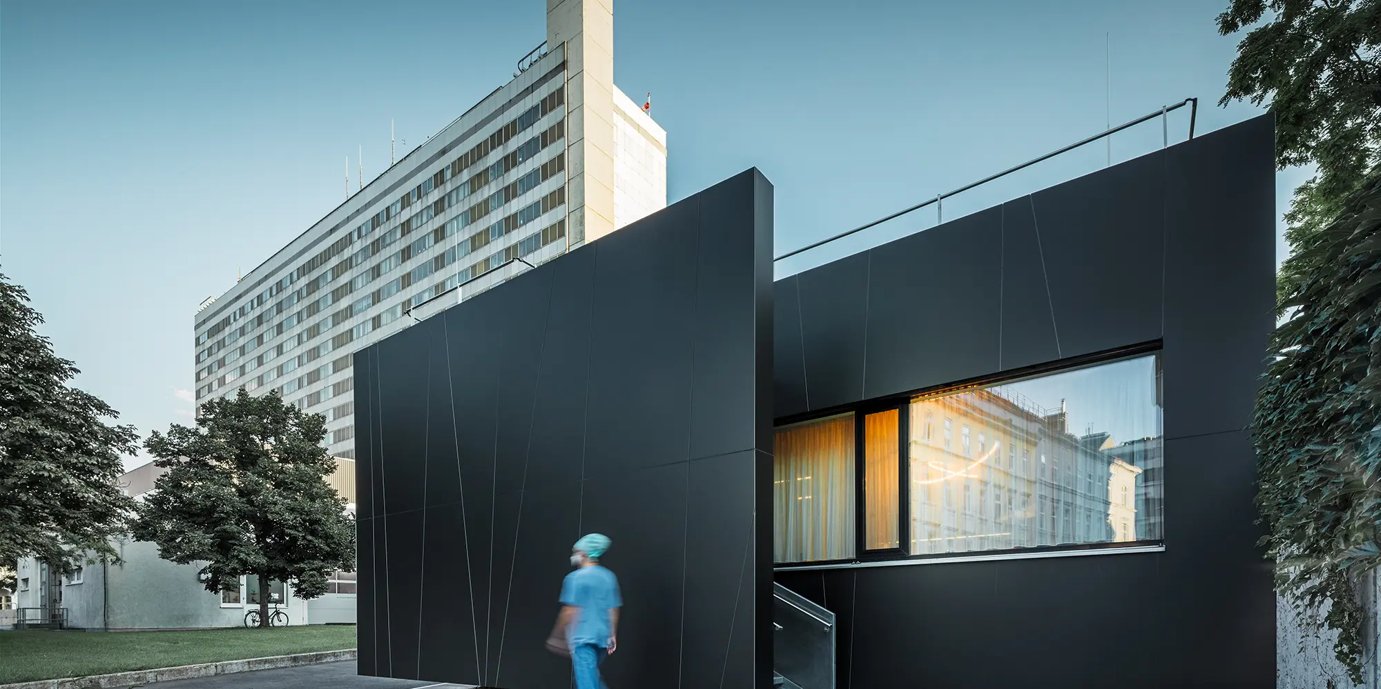 Facciata del pronto soccorso centrale della clinica Landstraße nella Juchgasse a Vienna con pannelli compositi PREFA nero opaco.