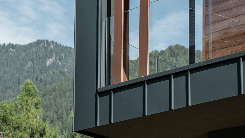 Dettaglio delle lastre Prefalz che rivestono il balcone di uno dei Chalet Vette del Brenta.