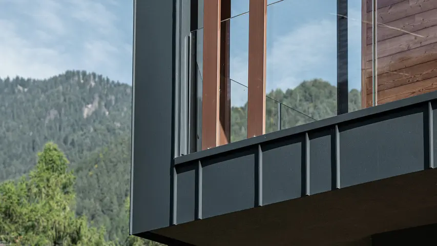 Dettaglio delle lastre Prefalz che rivestono il balcone di uno dei Chalet Vette del Brenta.