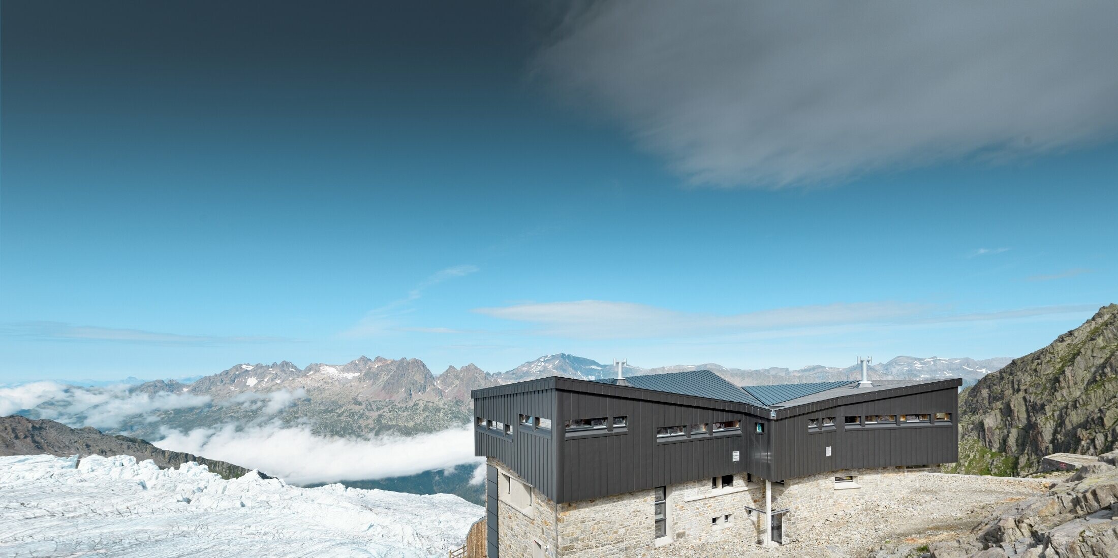 Il Rifugio Albert 1er presso il Monte Bianco con PREFALZ in nero opaco per il tetto e la facciata.