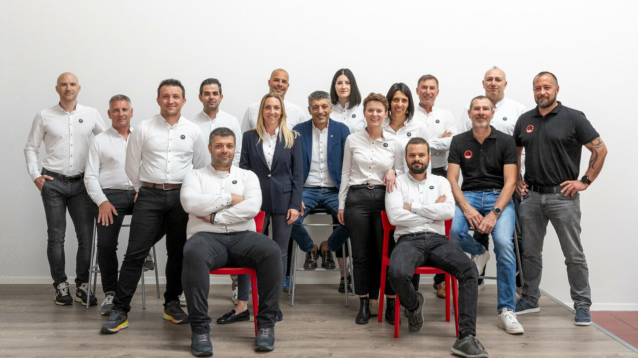 Foto di gruppo dei dipendenti PREFA nella sede italiana.