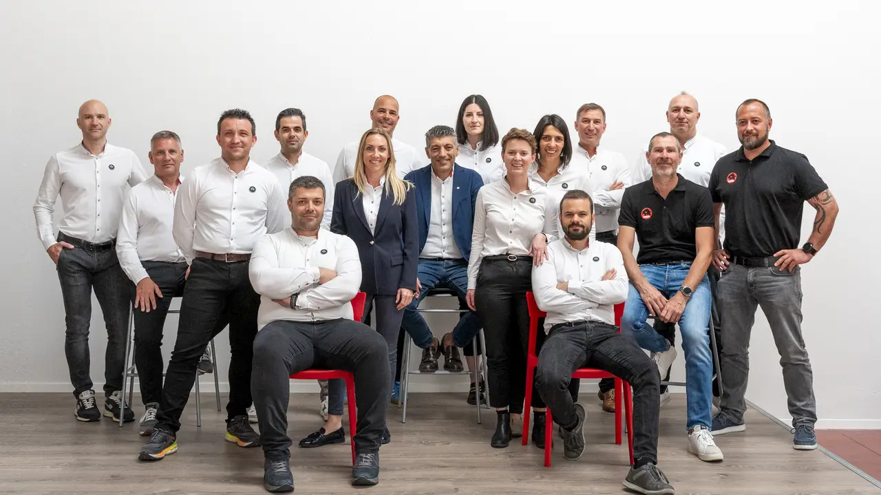 Foto di gruppo dei dipendenti PREFA nella sede italiana.