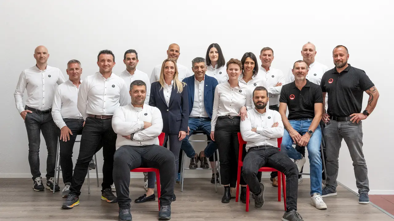 Foto di gruppo dei dipendenti PREFA nella sede italiana.