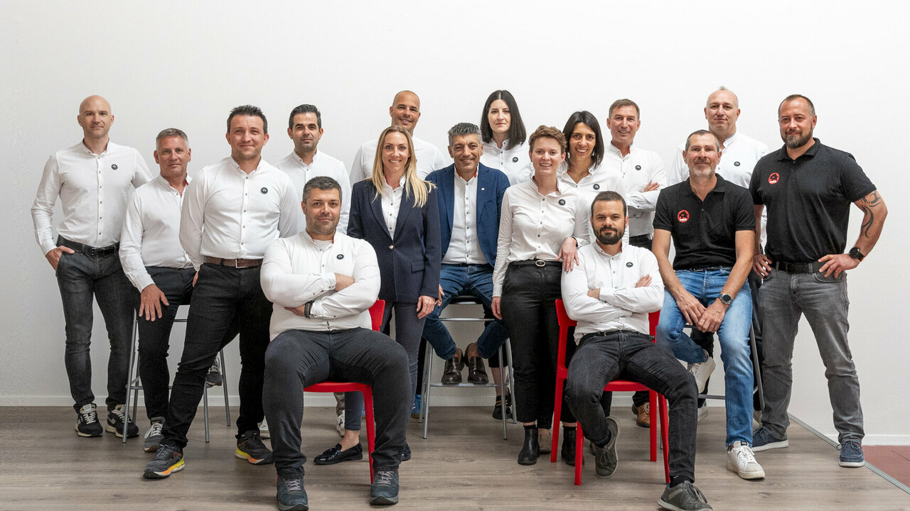 Gruppenfoto der PREFA Mitarbeiter am Standort Italien.