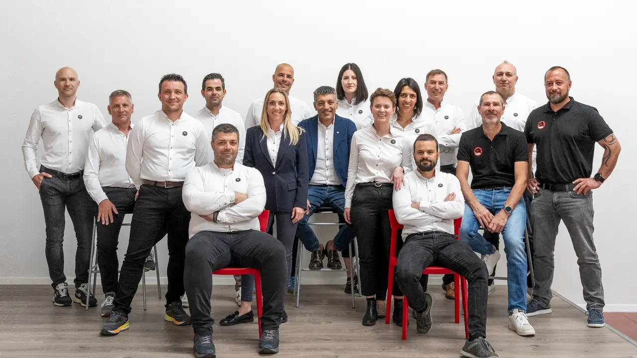 Gruppenfoto der PREFA Mitarbeiter am Standort Italien.