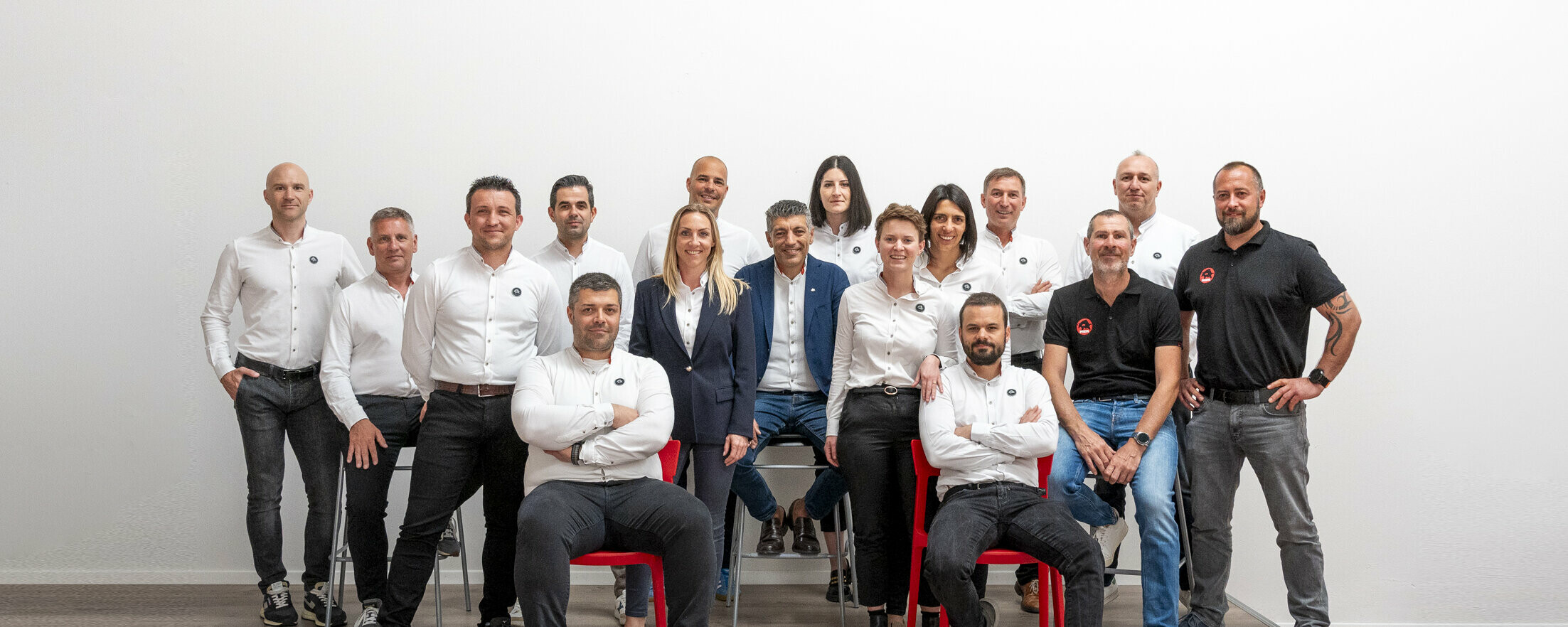 Foto di gruppo dei dipendenti PREFA nella sede italiana.