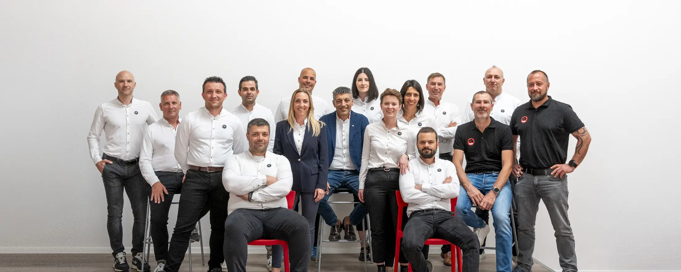 Foto di gruppo dei dipendenti PREFA nella sede italiana.