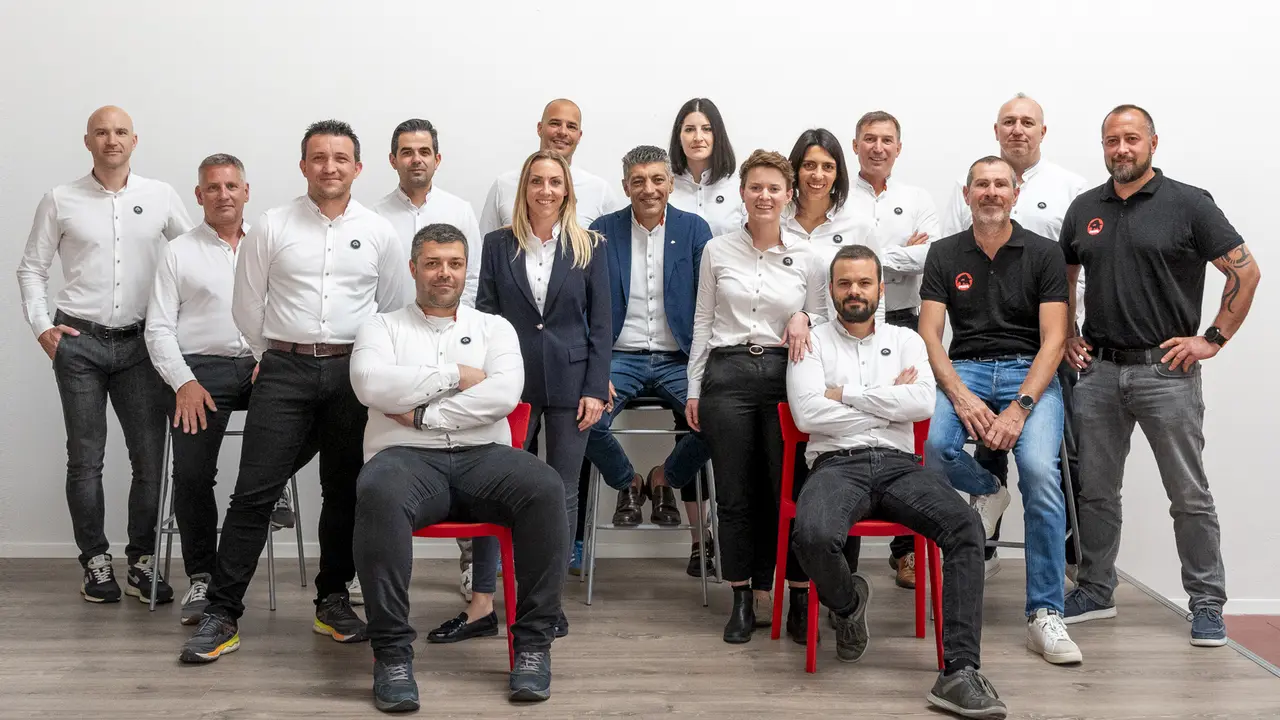 Gruppenfoto der PREFA Mitarbeiter am Standort Italien.