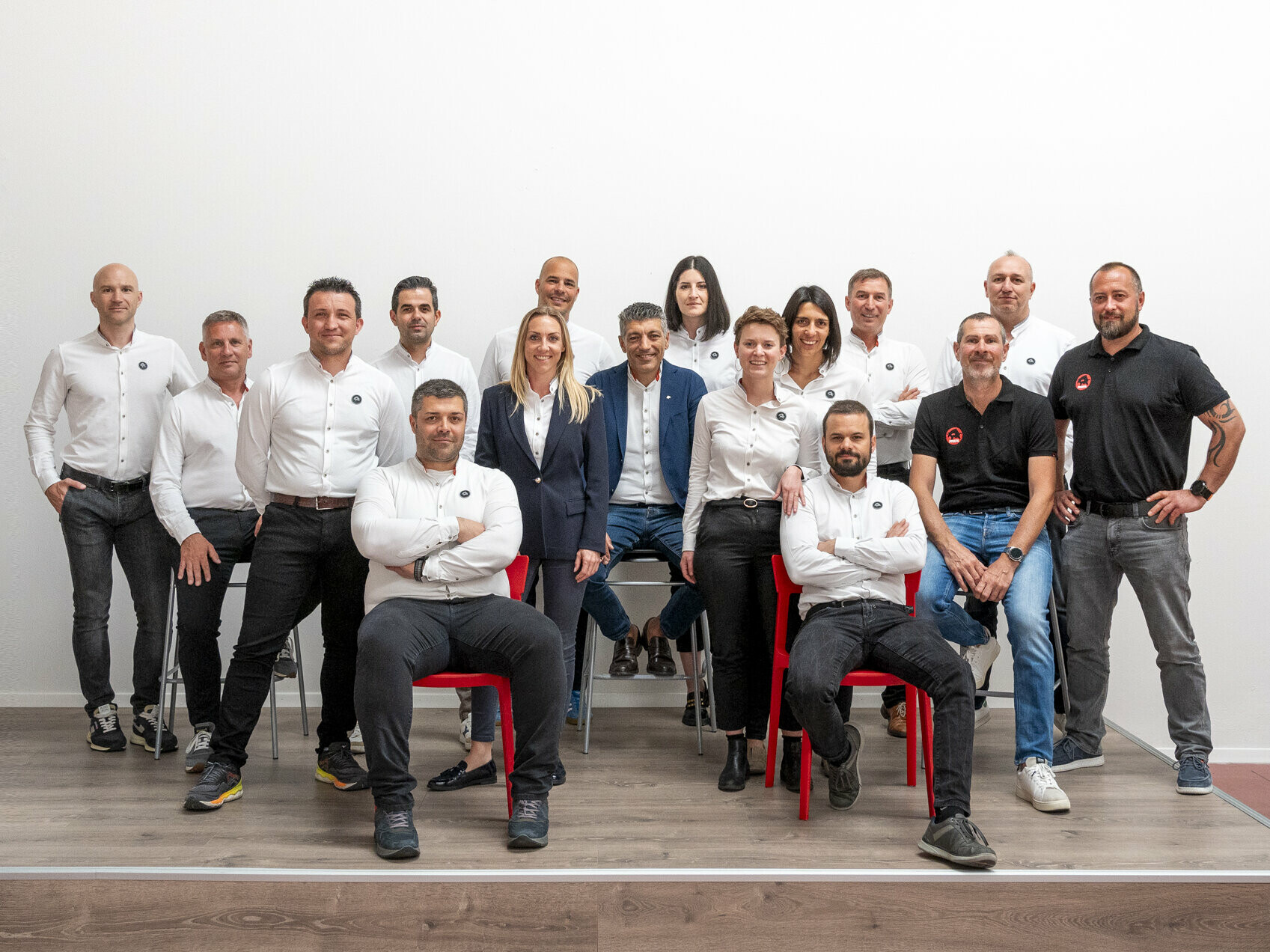 Foto di gruppo dei dipendenti PREFA nella sede italiana.
