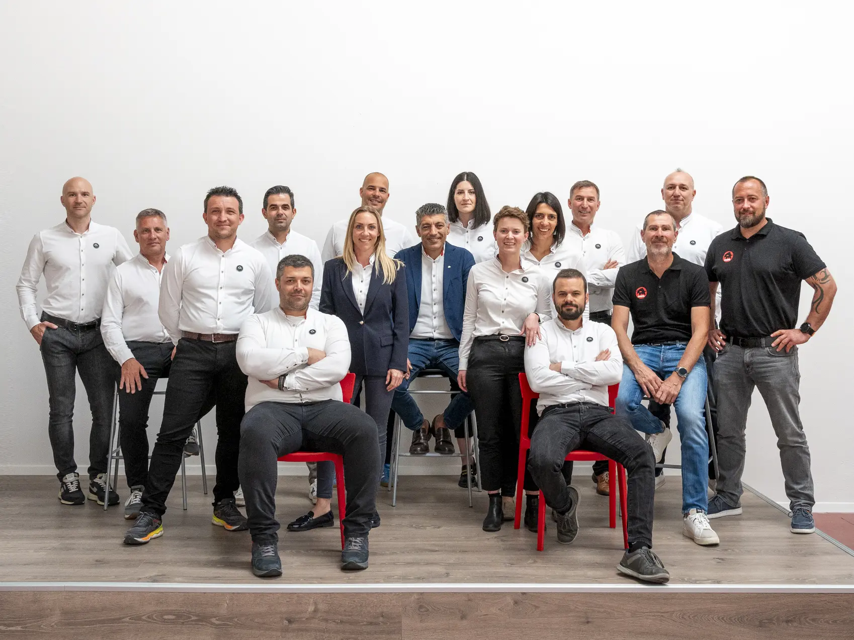 Foto di gruppo dei dipendenti PREFA nella sede italiana.