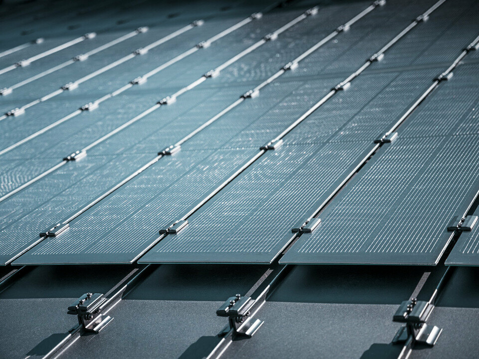 Dettaglio del montaggio dei moduli fotovoltaici Prefalz su un tetto a Meschede