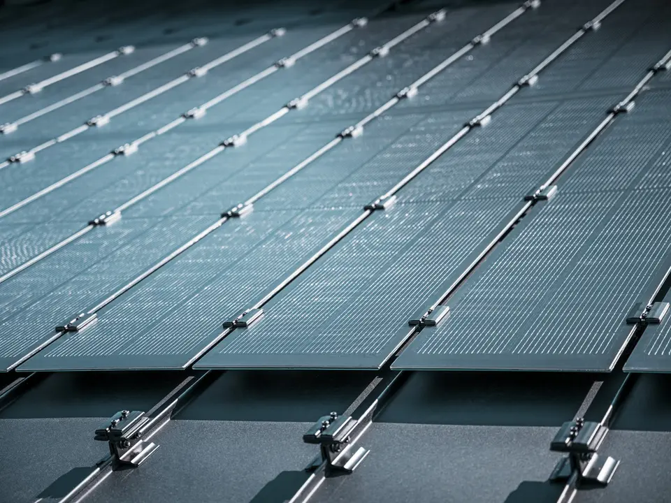 Dettaglio del montaggio dei moduli fotovoltaici Prefalz su un tetto a Meschede