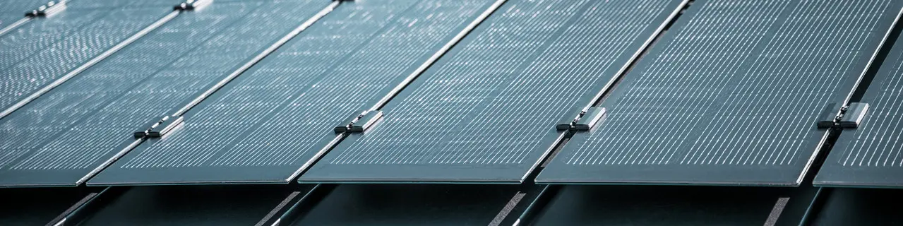 Dettaglio del montaggio dei moduli fotovoltaici Prefalz su un tetto a Meschede