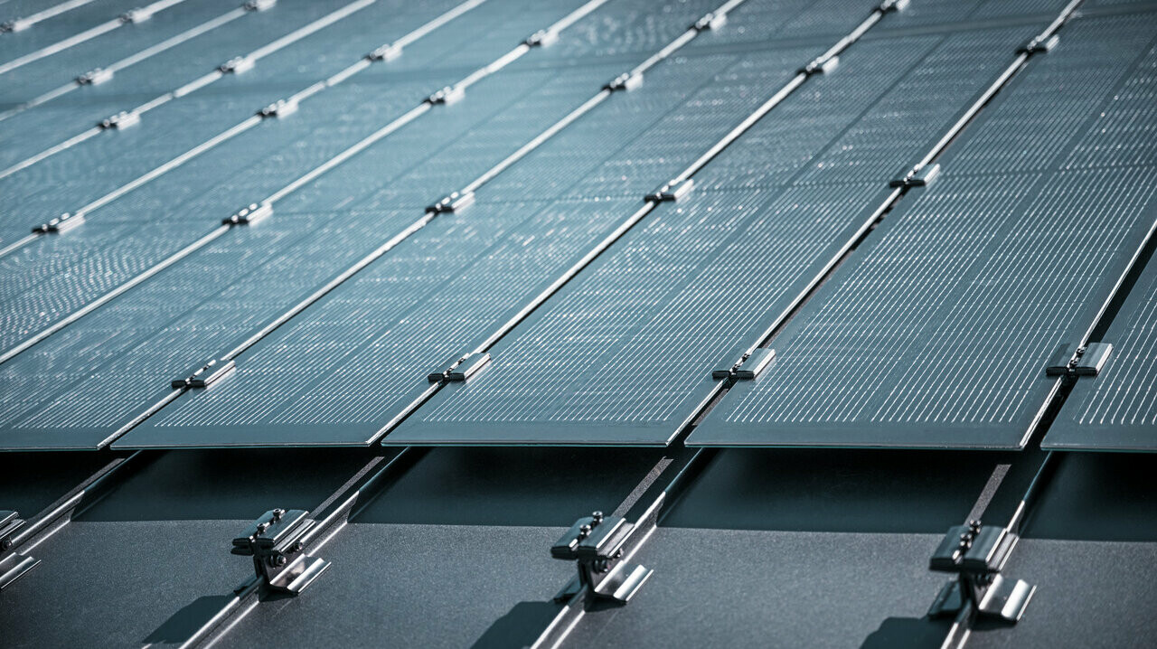 Dettaglio del montaggio dei moduli fotovoltaici Prefalz su un tetto a Meschede