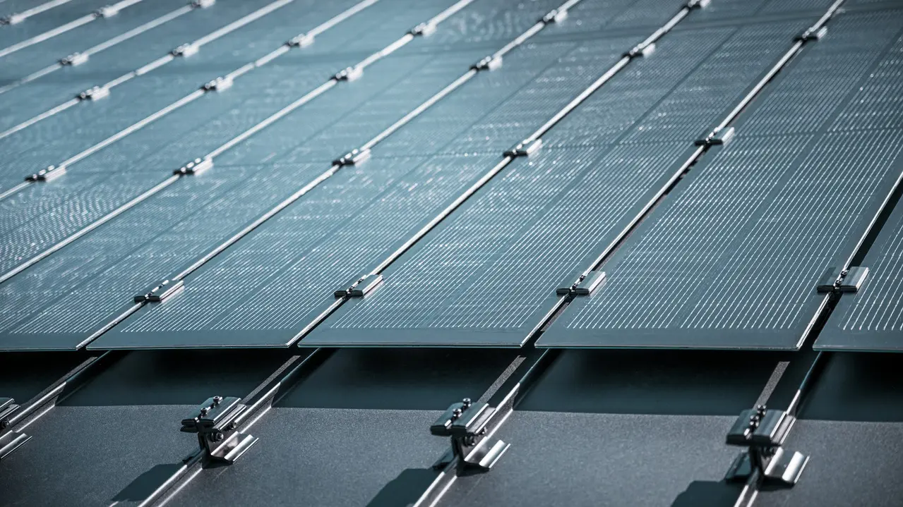 Dettaglio del montaggio dei moduli fotovoltaici Prefalz su un tetto a Meschede