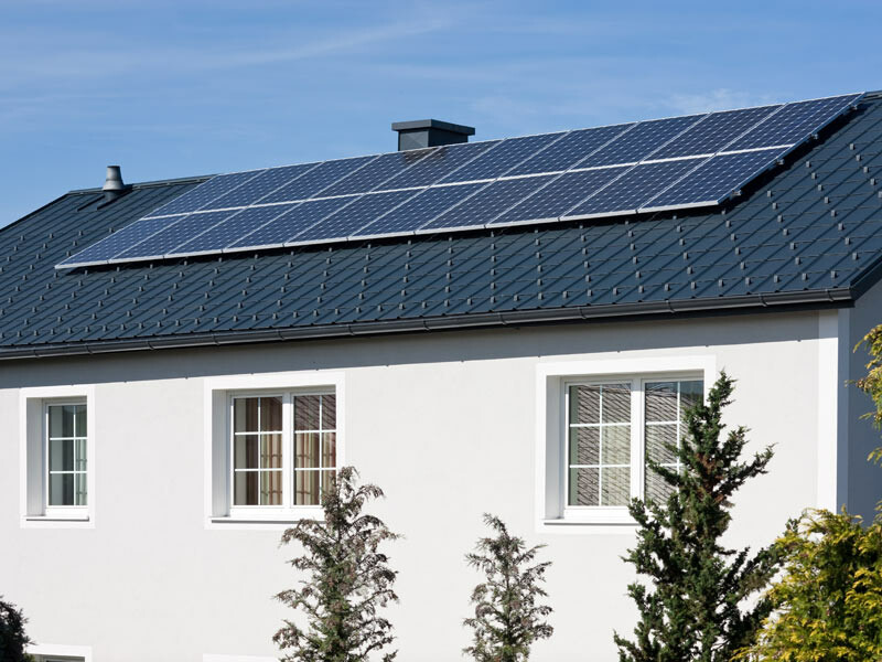 Mit dem PREFA Solar Montagesystem PS.13 wurde auf anthrazitfarbenen PREFA Dachplatten eine PV-Anlage installiert