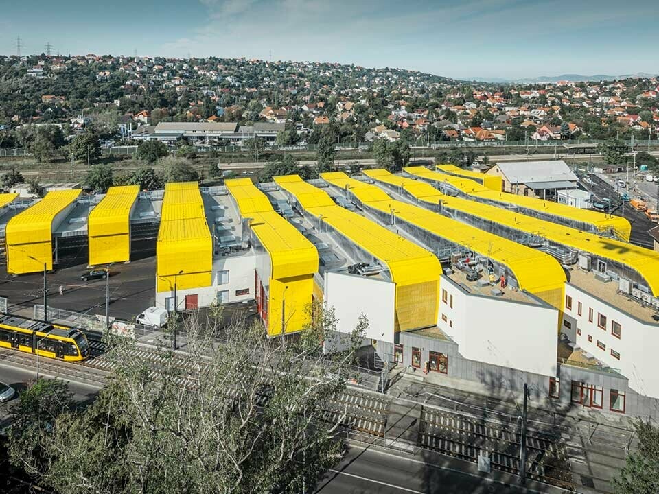 Die Remise in Budapest, die in Form und Farbe an die Straßenbahnen erinnern soll, wurde mit PREFA Prefalz Bändern in P.10 Verkehrsgelb eingedeckt